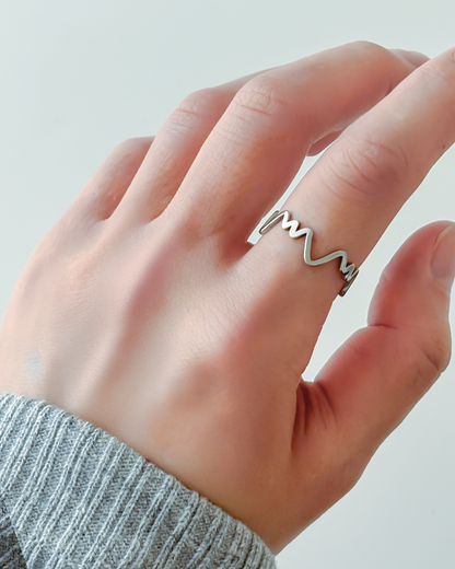 Wave line ring